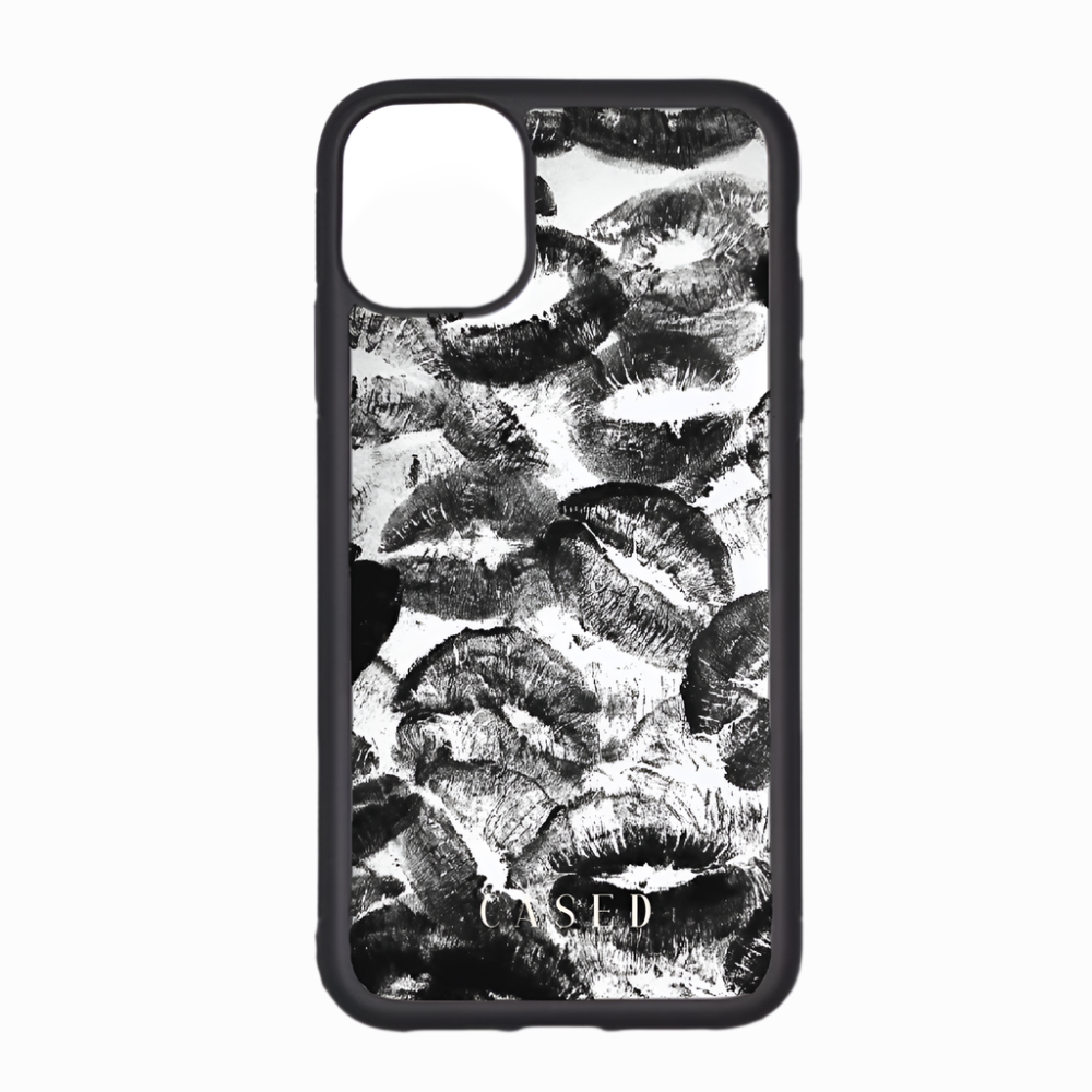 BLACK AND WHITE KISSES CASE